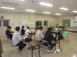 屋内での説明の様子(１)