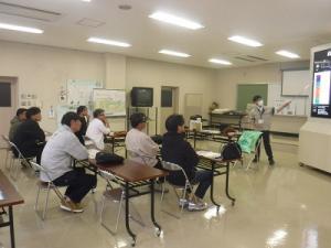 屋内での説明の様子(２)