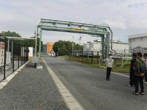 屋外での見学の様子(3)