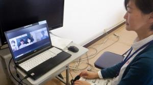 児童の方々と職員がZoomで対話している様子
