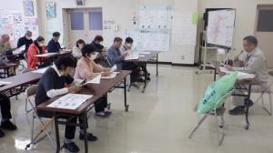 屋内での説明の様子(1)