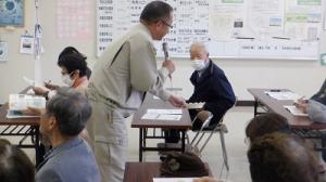 屋内での説明の様子(2)