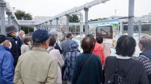 外での説明の様子(1)