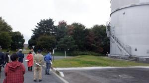 外での説明の様子(2)