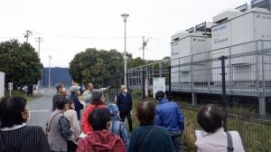 外での説明の様子(3)