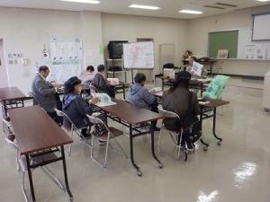 屋内での説明の様子