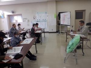 屋内での説明の様子(3)