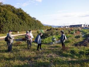 外での説明の様子(1)
