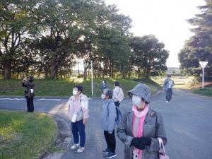 外での説明の様子(2)