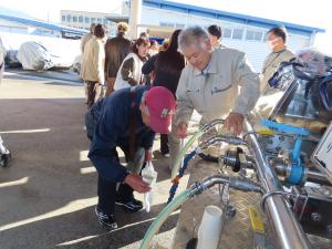 給水車から水を飲む参加者