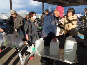 タンクの重さを体験する参加者