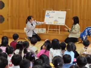 説明を聞く園児の皆さん