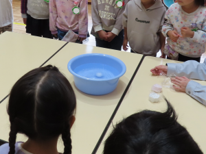 手作りのバスボムを使っている様子