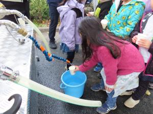 給水車から水を飲む体験