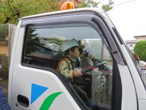 給水車の運転席に乗る園児