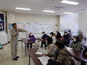 屋内での説明の様子