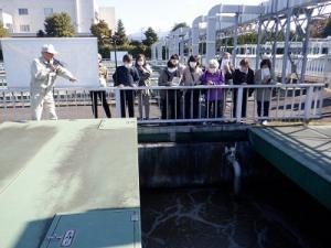 外での見学の様子（2）