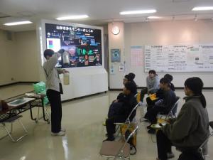 屋内での説明の様子