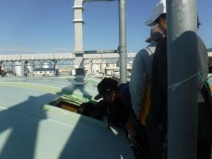 外での見学の様子(1)