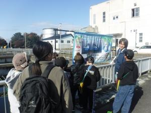 外での見学の様子(2)