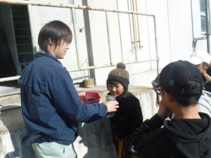 外での見学の様子(3)