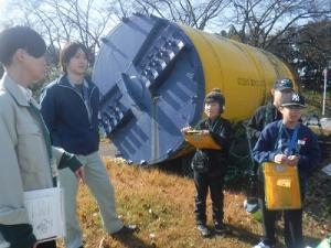 外での見学の様子(4)