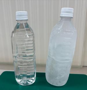 水を入れて凍らせたペットボトル
