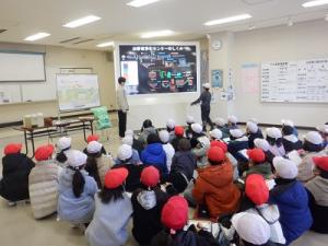 屋内での説明の様子