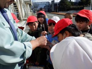 外での見学の様子(3)