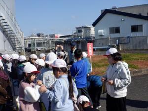 外での見学の様子(4)