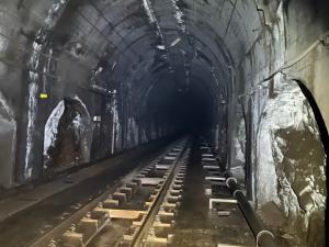 仙山トンネル内