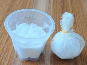 カップで固めたり、ラップで包む