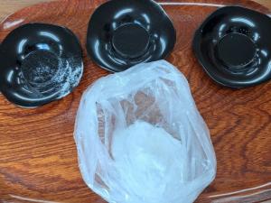 材料を袋に入れて混ぜる