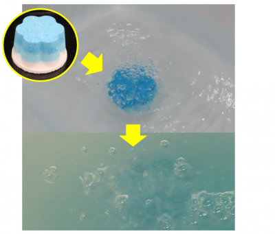 バスボムを水に入れる