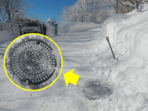 雪を掘って見つけたマンホール