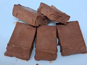 お皿に盛りつけたチョコレート