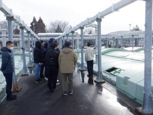 外での見学の様子（１）