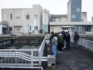 外での見学の様子（２）