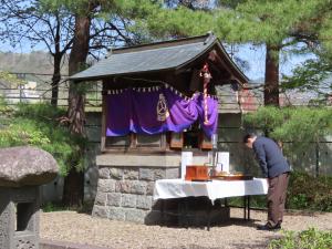 水分神社の建物と上下水道事業管理者
