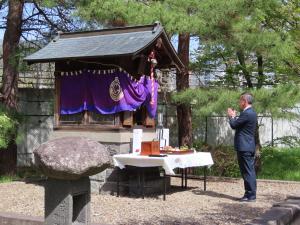 水分神社の建物と上下水道部長