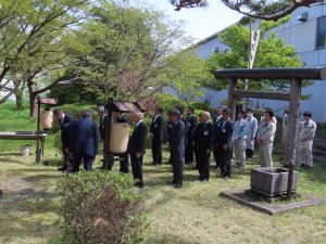 例大祭に参加する職員