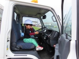 運転席に座るこども