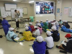 屋内での説明の様子1