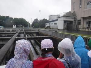 屋内での説明の様子2