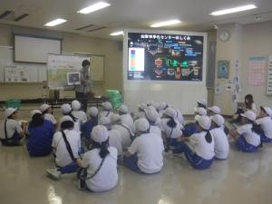 屋内での説明の様子