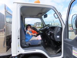 給水車に乗る子ども