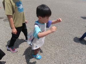 水の入った給水袋の重さを体験する子ども