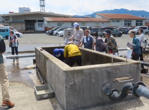 水道管の修理を見学する参加者の写真