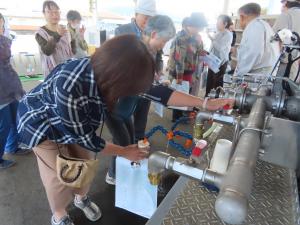 給水車の水を飲む参加者の写真