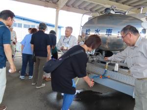 給水車から水を汲んでのむ参加者の写真